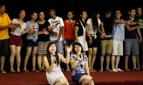 Tiết mục “Nhớ mùa thu Hà Nội” được các bạn trong nhóm phụ họa