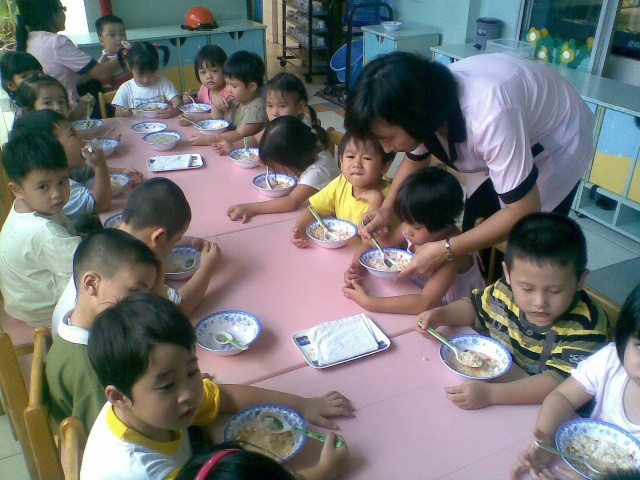 Cần lắm những giám viên tận tâm. Một buổi cho trẻ ăn trưa của giáo viên mầm non Trường mầm non 19.5, quận 1, TP.HCM (Ảnh: Một thế giới)
