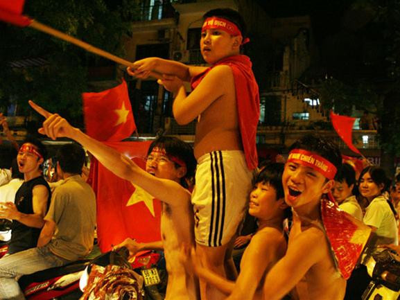 Đèn trời trước sân Mỹ Đình Gia đình cùng đi ăn mừng Sướng quá!!! Anh ơi, sướng quá!!! Không khí cuồng nhiệt tại hồ Gươm Việt Nam vô địch!!! Cảm ơn UAE... Một CĐV cuồng nhiệt Tiến lên, Việt Nam!! Mừng chiến thắng nào anh Khách du lịch nước ngoài cũng hòa cùng niềm vui người hâm mộ Việt Nam Hàng ngàn fan TPHCM tập trung trước KS Sofitel hô vang: “Việt Nam - UAE!” . Ảnh: Hà Phan Đèn trời trước sân Mỹ Đình Gia đình cùng đi ăn mừng Sướng quá!!! Anh ơi, sướng quá!!! Không khí cuồng nhiệt tại hồ Gươm Việt Nam vô địch!!! Cảm ơn UAE... Một CĐV cuồng nhiệt Tiến lên, Việt Nam!! Mừng chiến thắng nào anh Khách du lịch nước ngoài cũng hòa cùng niềm vui người hâm mộ Việt Nam Hàng ngàn fan TPHCM tập trung trước KS Sofitel hô vang: “Việt Nam - UAE!” . Ảnh: Hà Phan