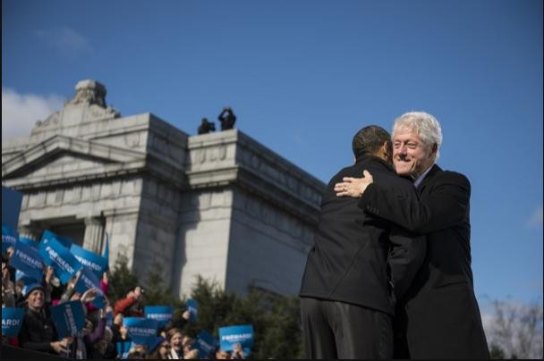 Cựu tổng thống Mỹ Bill Clinton ôm ông Obama 