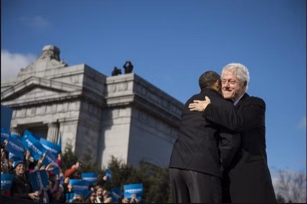 Cựu tổng thống Mỹ Bill Clinton ôm ông Obama 