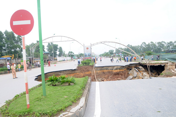 Lực lượng công an phải chốt chặn hai đầu tuyến đường, lập hành lang an toàn. Nguyên nhân vụ việc vẫn đang được điều tra, làm rõ