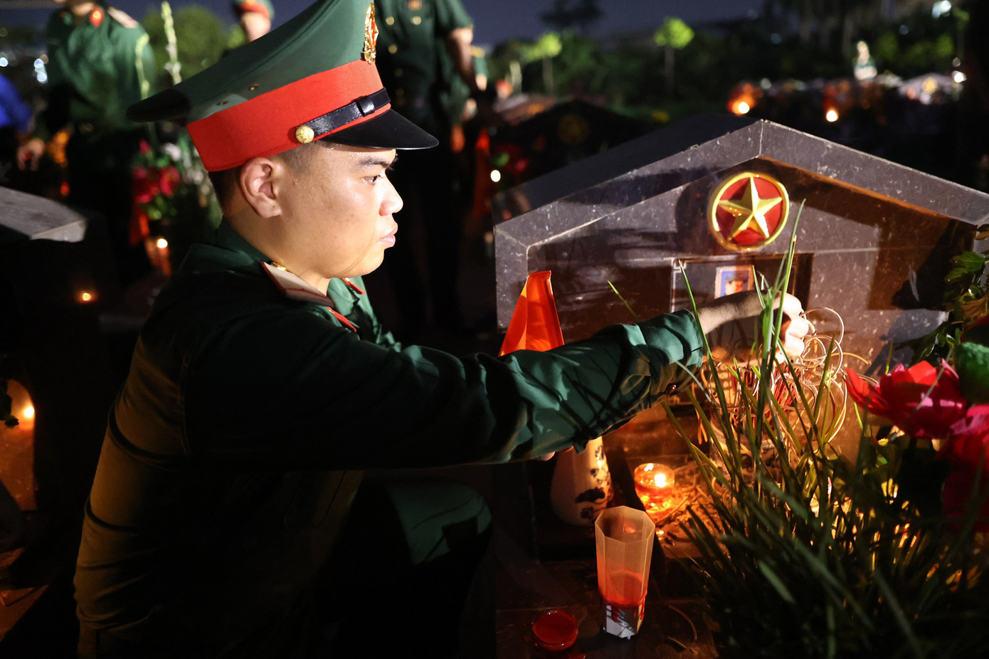 Đoàn viên thanh niên dâng hương, thắp nến tri ân tại phần mộ liệt sĩ. Ảnh: Như Ý