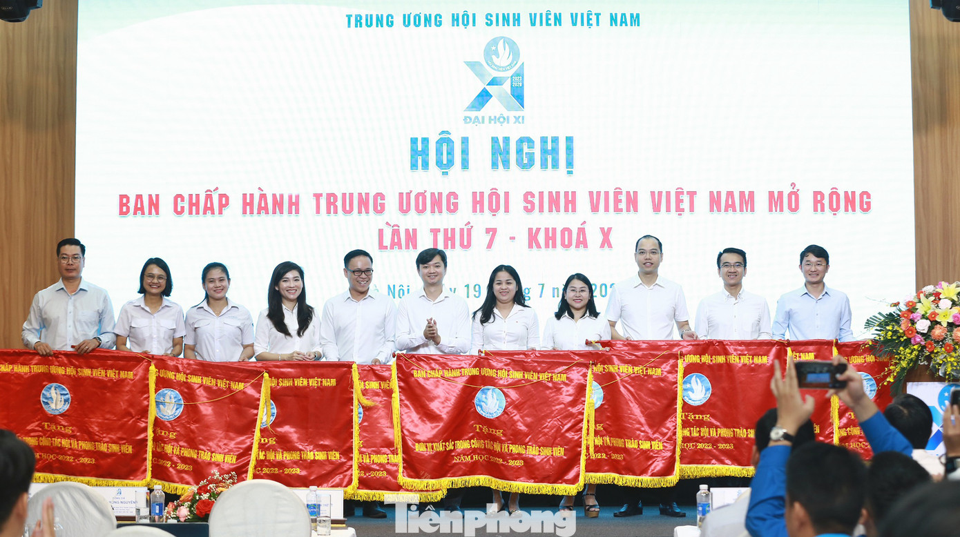 Anh Nguyễn Minh Triết và chị Hồ Hồng Nguyên trao cờ thi đua của T.Ư Hội Sinh viên Việt Nam tặng các đơn vị. Ảnh: Châu Linh Anh Nguyễn Minh Triết và chị Hồ Hồng Nguyên trao cờ thi đua của T.Ư Hội Sinh viên Việt Nam tặng các đơn vị. Ảnh: Châu Linh