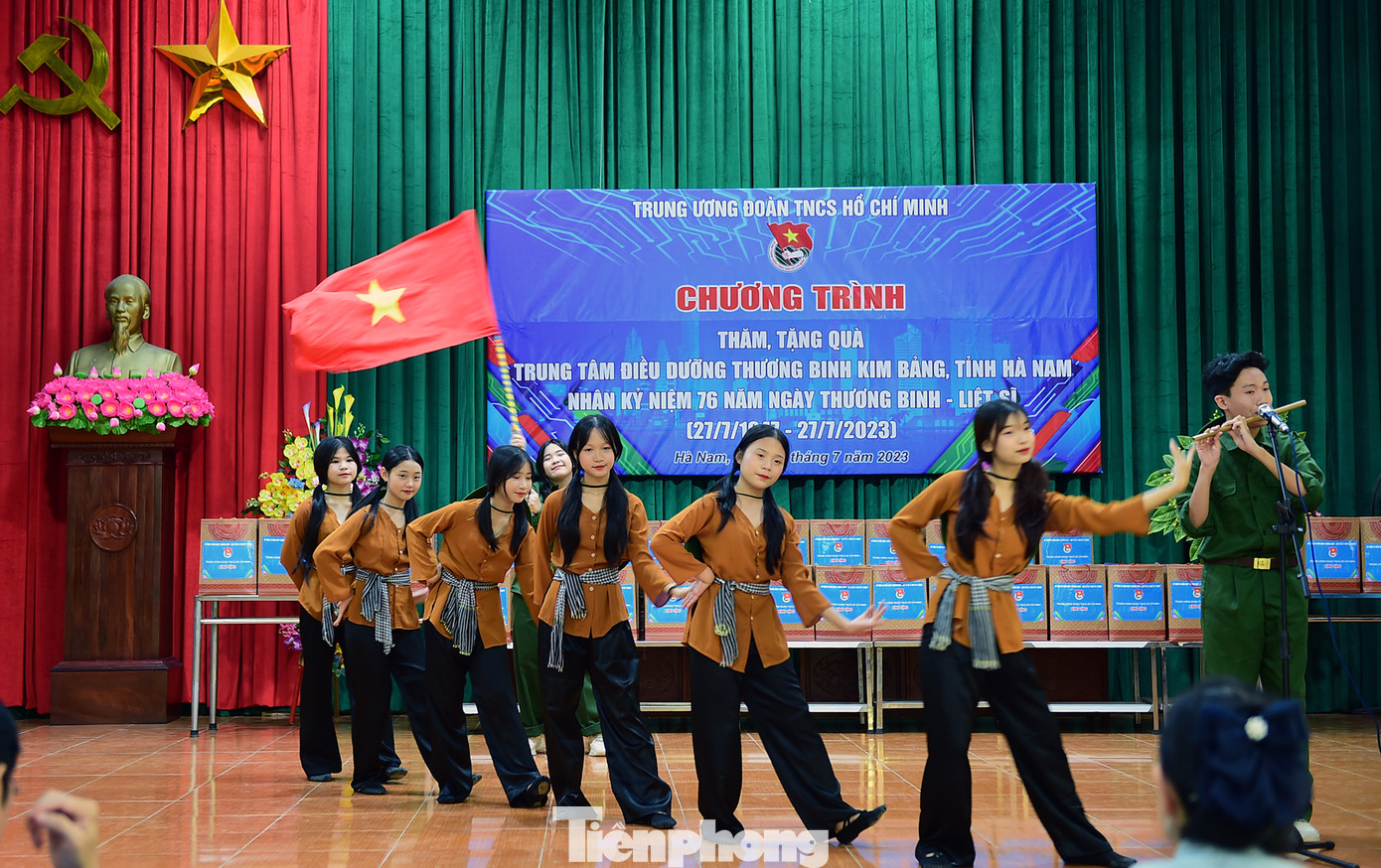 Các tiết mục văn nghệ mở màn chương trình. Ảnh: Xuân Tùng