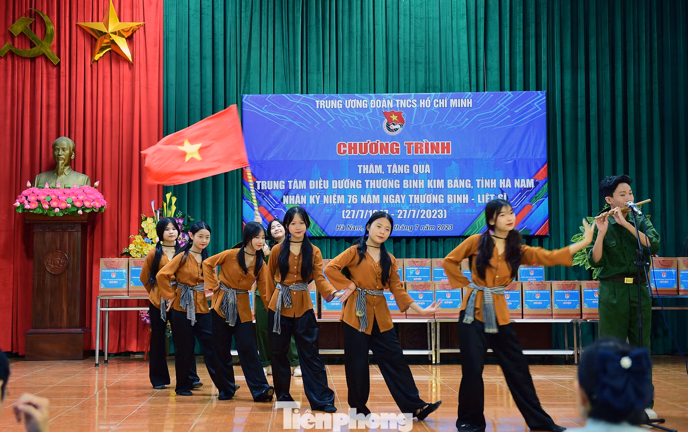 Các tiết mục văn nghệ mở màn chương trình. Ảnh: Xuân Tùng Các tiết mục văn nghệ mở màn chương trình. Ảnh: Xuân Tùng