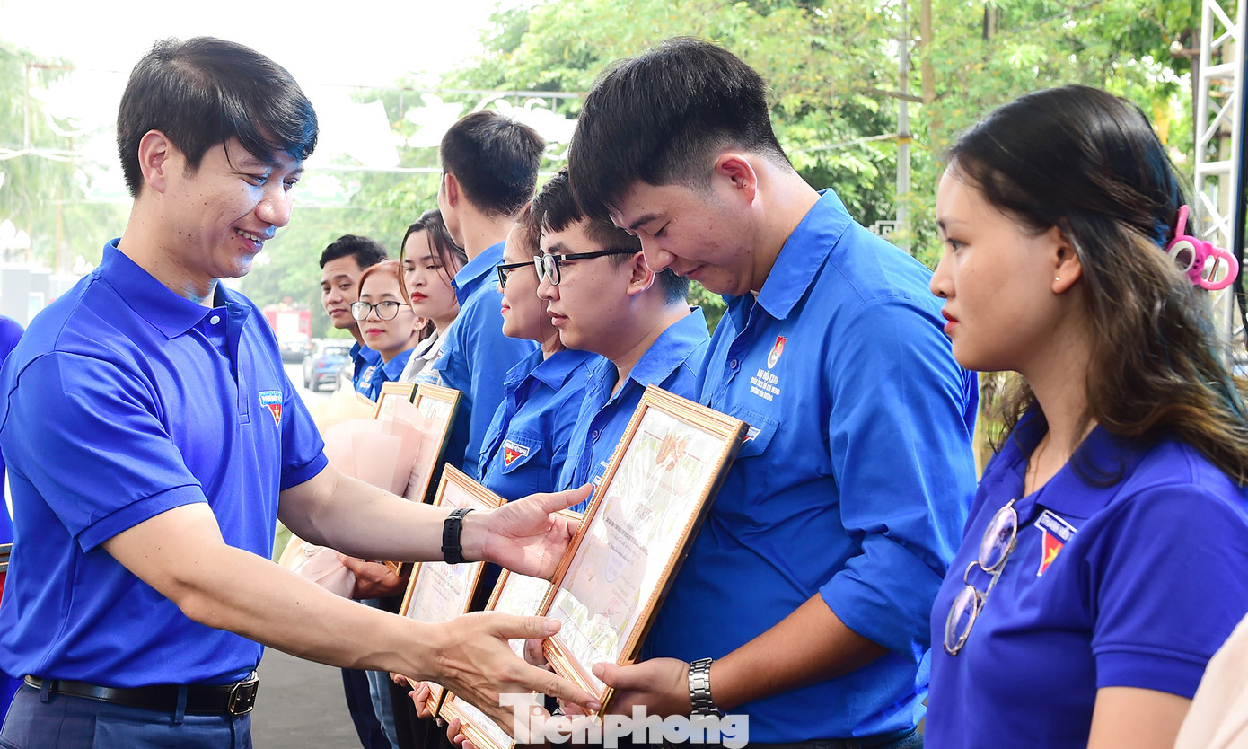 Phó Trưởng ban thường trực Ban Dân vận T.Ư Phạm Tất Thắng và Bí thư thường trực T.Ư Đoàn, Chủ tịch T.Ư Hội LHTN Việt Nam Nguyễn Ngọc Lương khen thưởng thanh niên công nhân Bắc Ninh tiêu biểu. Ảnh: Xuân Tùng Phó Trưởng ban thường trực Ban Dân vận T.Ư Phạm Tất Thắng và Bí thư thường trực T.Ư Đoàn, Chủ tịch T.Ư Hội LHTN Việt Nam Nguyễn Ngọc Lương khen thưởng thanh niên công nhân Bắc Ninh tiêu biểu. Ảnh: Xuân Tùng