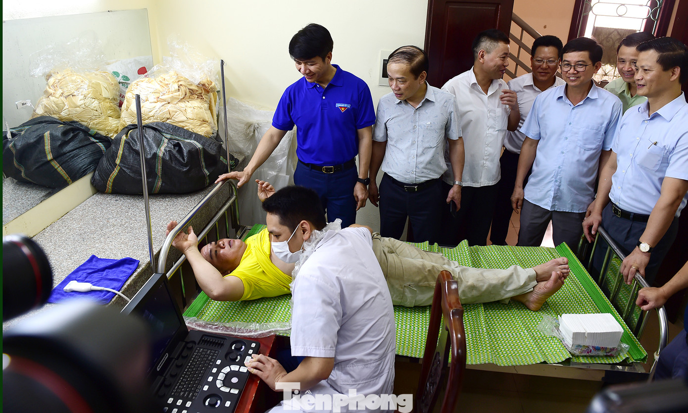 Phó Trưởng ban thường trực Ban Dân vận T.Ư Phạm Tất Thắng và Bí thư thường trực T.Ư Đoàn Nguyễn Ngọc Lương, cùng các đại biểu thăm, động viên thanh niên công nhân tham gia hoạt động chăm sóc sức khỏe. Ảnh: Xuân Tùng Phó Trưởng ban thường trực Ban Dân vận T.Ư Phạm Tất Thắng và Bí thư thường trực T.Ư Đoàn Nguyễn Ngọc Lương, cùng các đại biểu thăm, động viên thanh niên công nhân tham gia hoạt động chăm sóc sức khỏe. Ảnh: Xuân Tùng