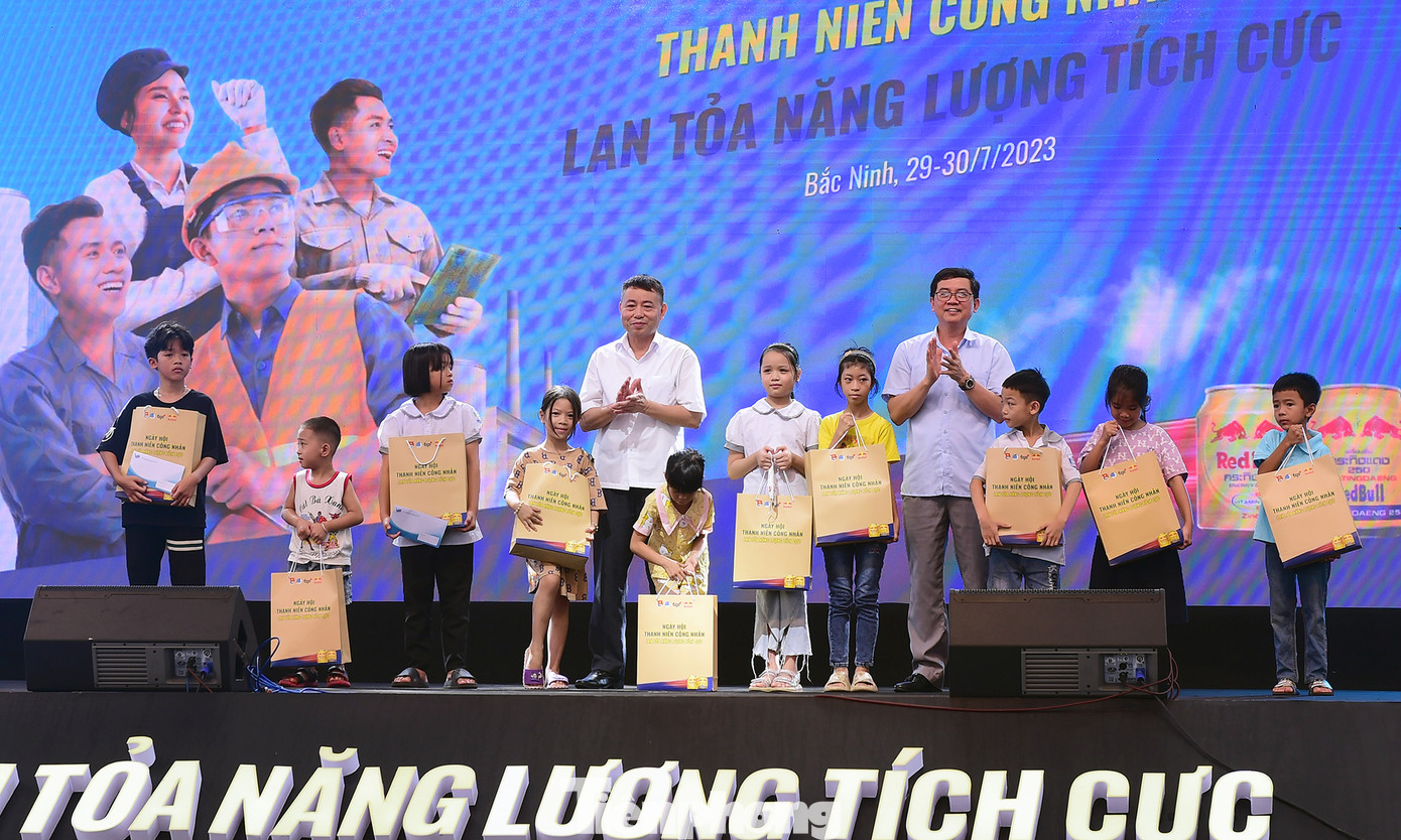 Trong chương trình đã tặng quà 20 học sinh là con thanh niên công nhân vượt khó trong học tập. Ảnh: Xuân Tùng Trong chương trình đã tặng quà 20 học sinh là con thanh niên công nhân vượt khó trong học tập. Ảnh: Xuân Tùng