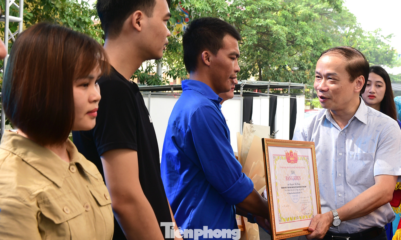 Phó Trưởng ban thường trực Ban Dân vận T.Ư Phạm Tất Thắng và Bí thư thường trực T.Ư Đoàn, Chủ tịch T.Ư Hội LHTN Việt Nam Nguyễn Ngọc Lương khen thưởng thanh niên công nhân Bắc Ninh tiêu biểu. Ảnh: Xuân Tùng Phó Trưởng ban thường trực Ban Dân vận T.Ư Phạm Tất Thắng và Bí thư thường trực T.Ư Đoàn, Chủ tịch T.Ư Hội LHTN Việt Nam Nguyễn Ngọc Lương khen thưởng thanh niên công nhân Bắc Ninh tiêu biểu. Ảnh: Xuân Tùng