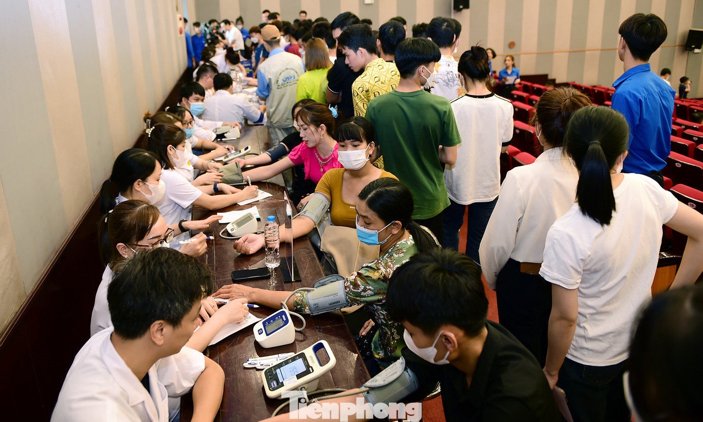 Chương trình khám bệnh, tư vấn sức khỏe công nhân tại chương trình. Ảnh: Xuân Tùng Chương trình khám bệnh, tư vấn sức khỏe công nhân tại chương trình. Ảnh: Xuân Tùng