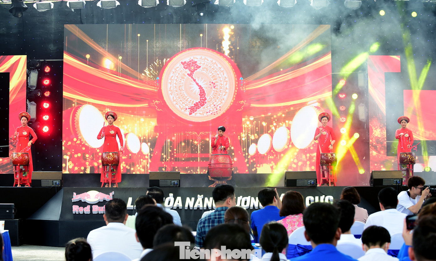 Văn nghệ khai mạc chương trình. Ảnh: Xuân Tùng Văn nghệ khai mạc chương trình. Ảnh: Xuân Tùng