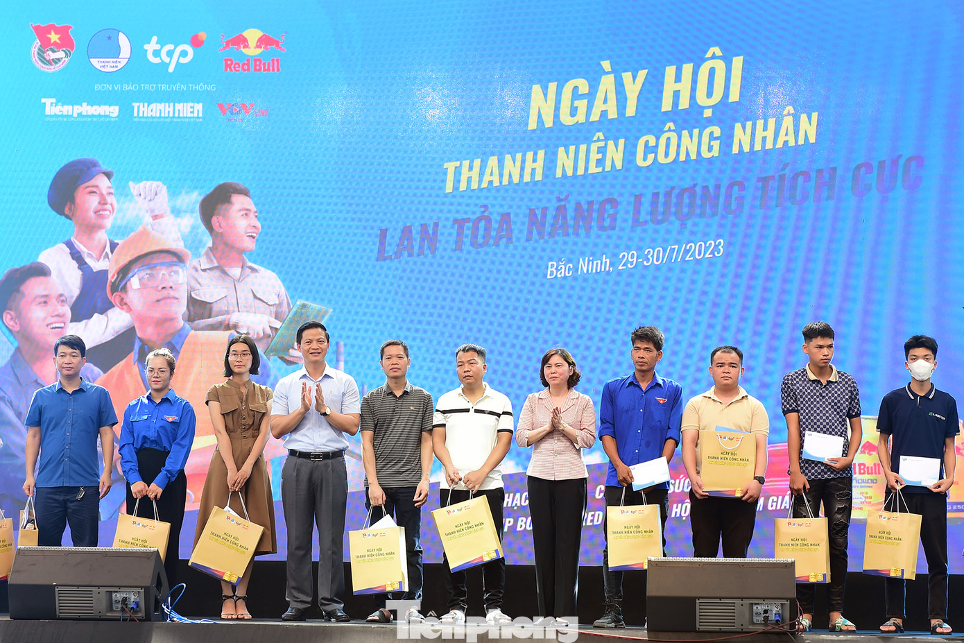 Tại chương trình đã trao tặng quà cho 20 thanh niên công nhân là con em gia đình có công với cách mạng, gia đình thương bệnh binh. Ảnh: Xuân Tùng Tại chương trình đã trao tặng quà cho 20 thanh niên công nhân là con em gia đình có công với cách mạng, gia đình thương bệnh binh. Ảnh: Xuân Tùng