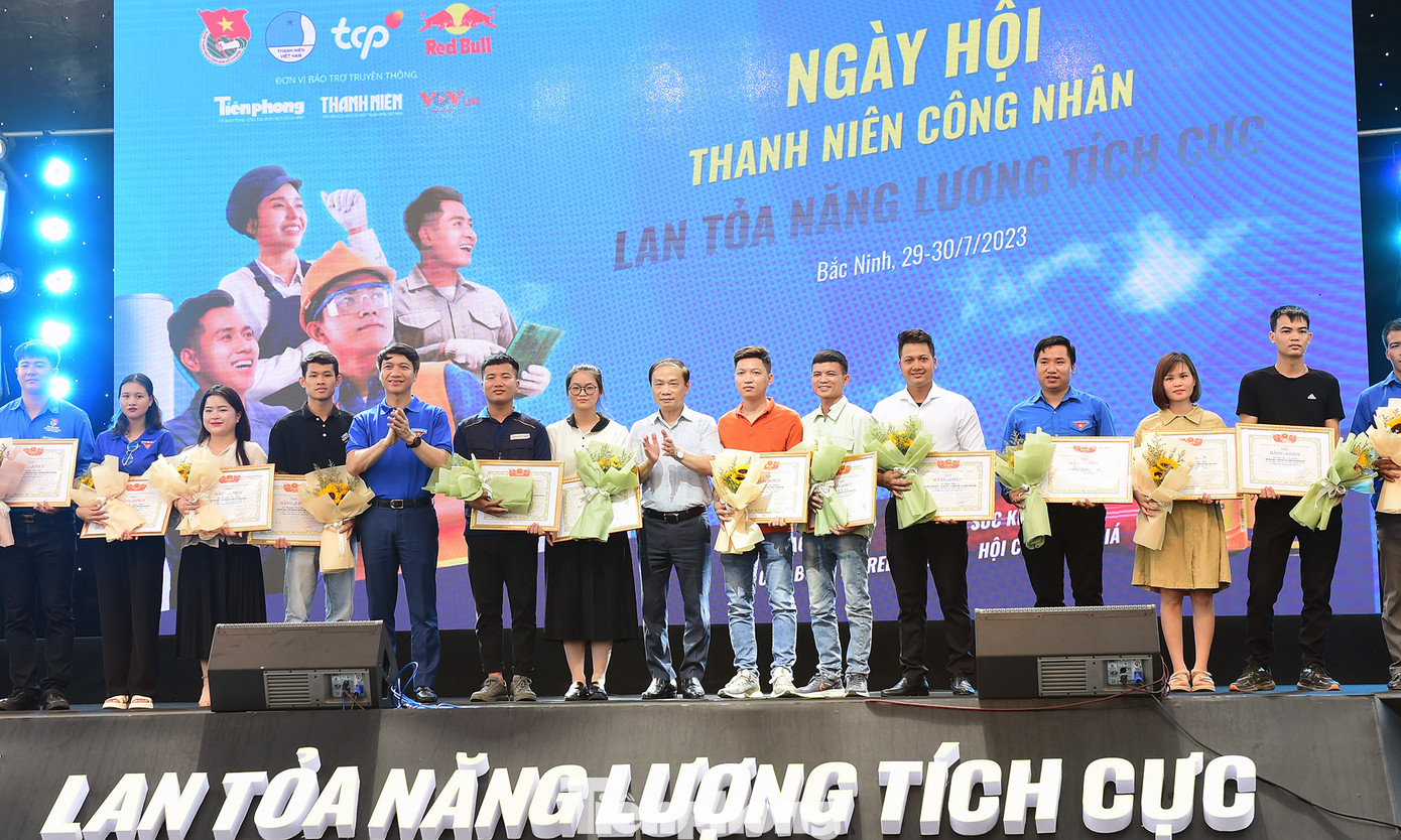Phó Trưởng ban thường trực Ban Dân vận T.Ư Phạm Tất Thắng và Bí thư thường trực T.Ư Đoàn, Chủ tịch T.Ư Hội LHTN Việt Nam Nguyễn Ngọc Lương khen thưởng thanh niên công nhân Bắc Ninh tiêu biểu. Ảnh: Xuân Tùng Phó Trưởng ban thường trực Ban Dân vận T.Ư Phạm Tất Thắng và Bí thư thường trực T.Ư Đoàn, Chủ tịch T.Ư Hội LHTN Việt Nam Nguyễn Ngọc Lương khen thưởng thanh niên công nhân Bắc Ninh tiêu biểu. Ảnh: Xuân Tùng