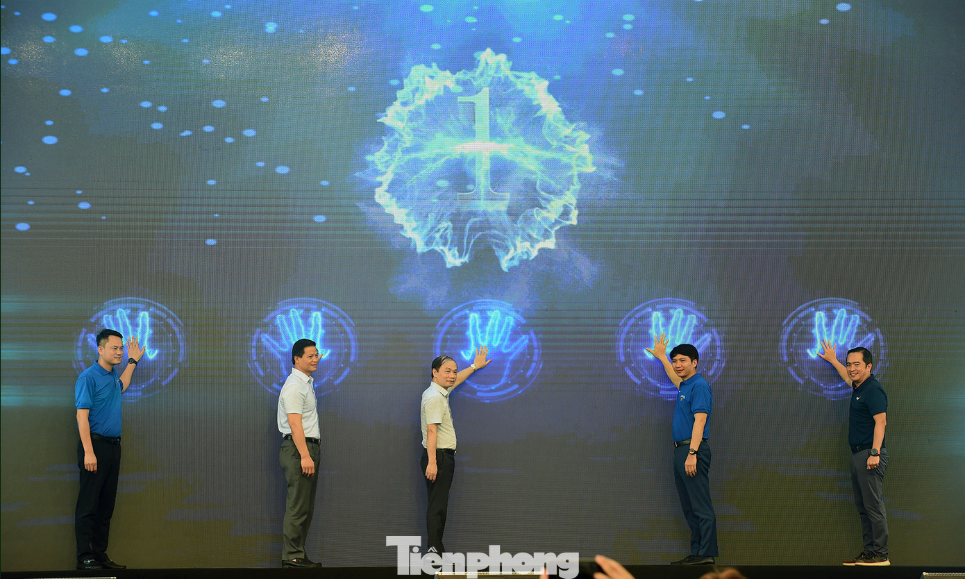 Các đại biểu thực hiện nghi thức khởi động ngày hội. Ảnh: Xuân Tùng Các đại biểu thực hiện nghi thức khởi động ngày hội. Ảnh: Xuân Tùng