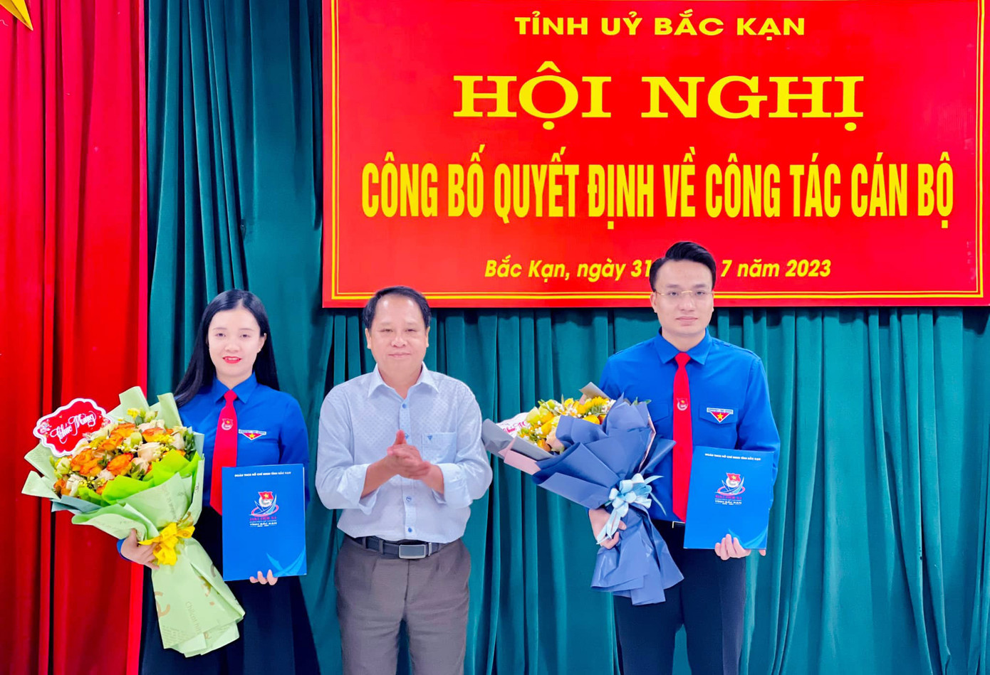 Chị Hoàng Hải Hà và anh Trần Công Luân nhận quyết định công nhận chức danh Phó Bí thư Tỉnh Đoàn Bắc Kạn khóa XI. Ảnh: TĐBK