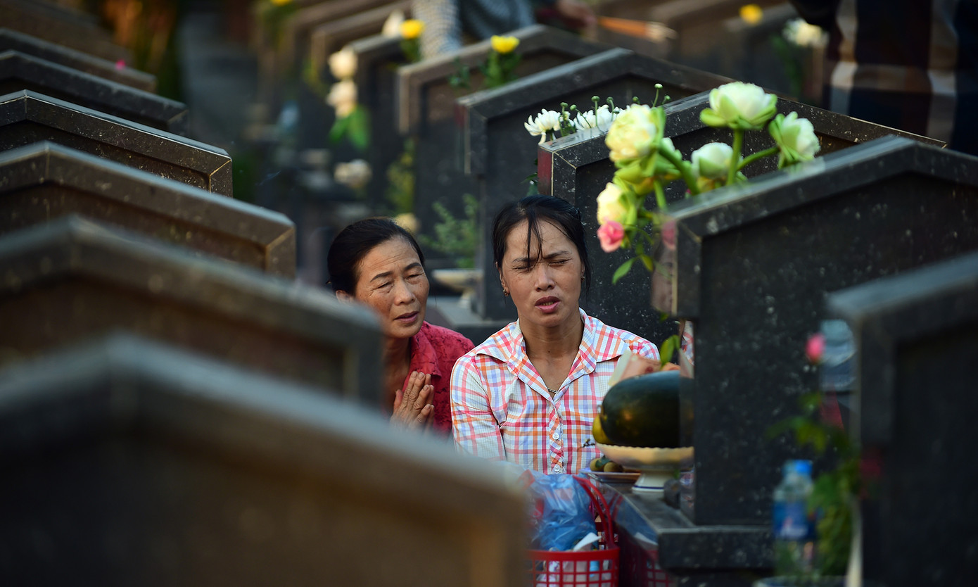 Thân nhân các Anh hùng liệt sĩ thắp hương tại các phần mộ trong Nghĩa trang Liệt sĩ thành phố Hà Nội. Ảnh: Xuân Tùng