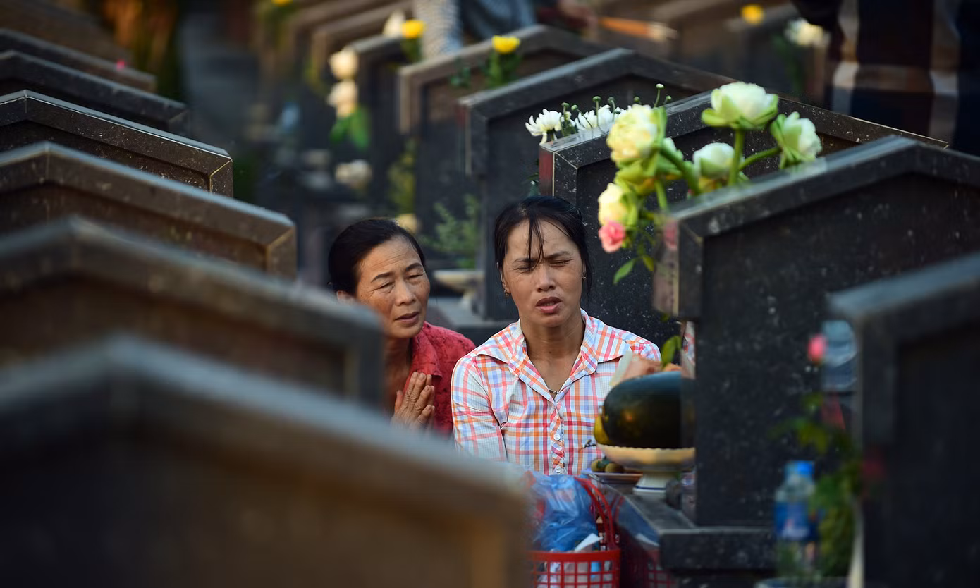 Thân nhân các Anh hùng liệt sĩ thắp hương tại các phần mộ trong Nghĩa trang Liệt sĩ thành phố Hà Nội. Ảnh: Xuân Tùng
