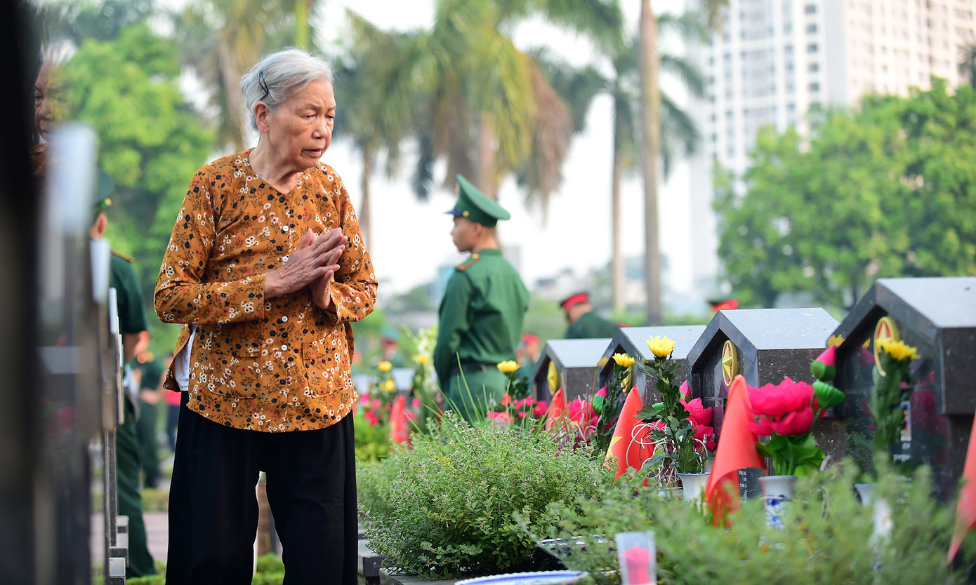 Thân nhân các Anh hùng liệt sĩ thắp hương tại các phần mộ trong Nghĩa trang Liệt sĩ thành phố Hà Nội. Ảnh: Xuân Tùng
