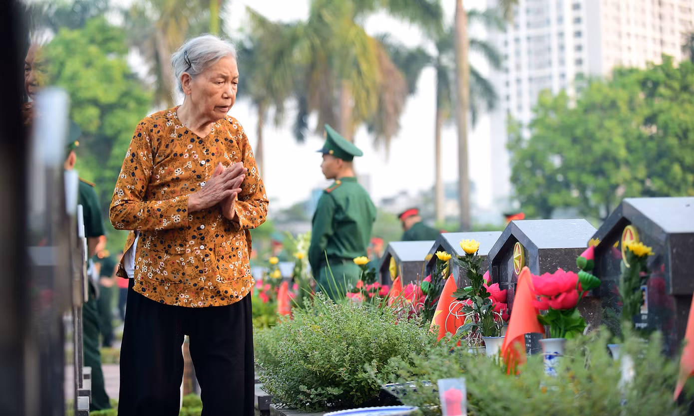 Thân nhân các Anh hùng liệt sĩ thắp hương tại các phần mộ trong Nghĩa trang Liệt sĩ thành phố Hà Nội. Ảnh: Xuân Tùng