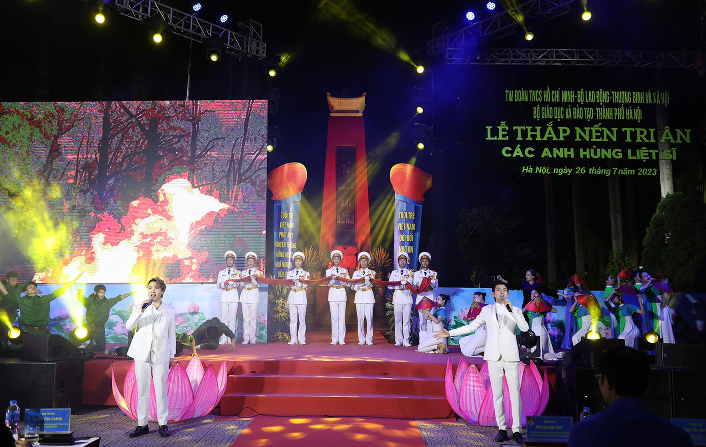 Lễ thắp nến tri ân các Anh hùng liệt sĩ tại Hà Nội. Ảnh: Như Ý Lễ thắp nến tri ân các Anh hùng liệt sĩ tại Hà Nội. Ảnh: Như Ý