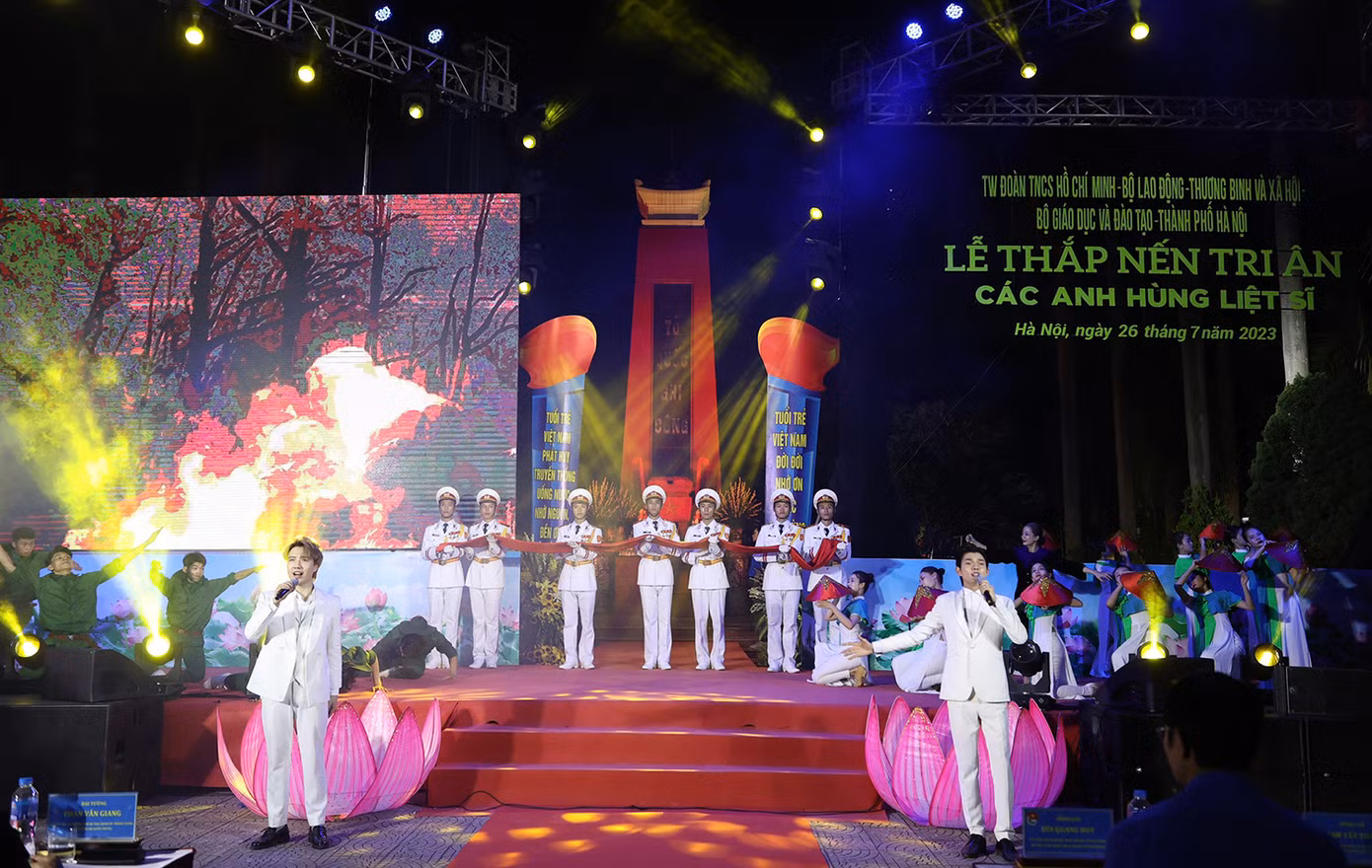Lễ thắp nến tri ân các Anh hùng liệt sĩ tại Hà Nội. Ảnh: Như Ý