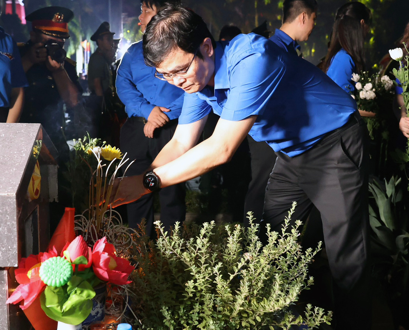 Bí thư thứ nhất T.Ư Đoàn Bùi Quang Huy thắp hương tại phần mộ liệt sĩ. Ảnh: Như Ý