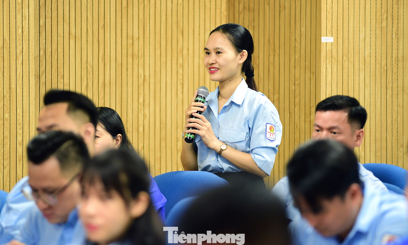 Tiến sĩ tâm lý Bùi Hồng Quân chia sẻ và tương tác với các đại biểu tại hội nghị. Ảnh: Xuân Tùng