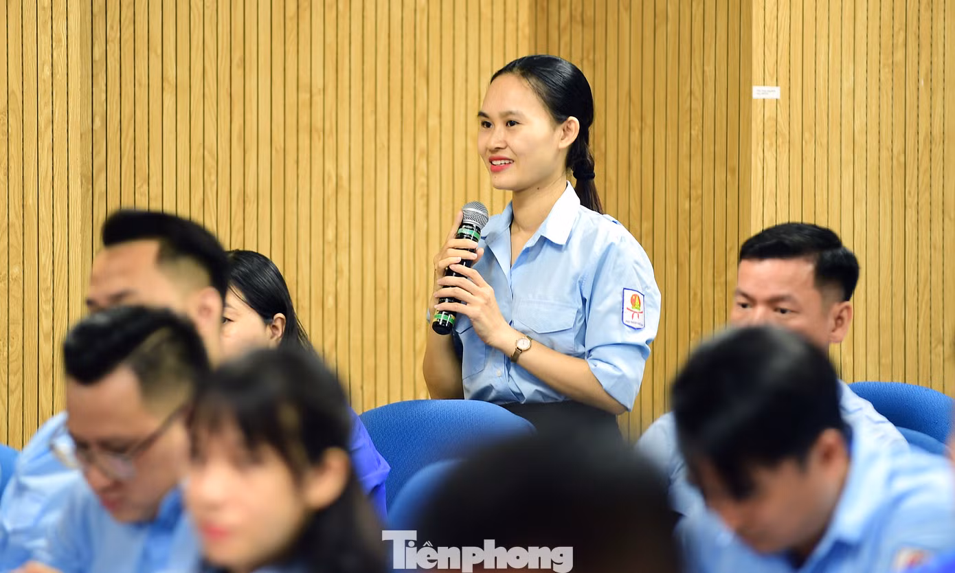 Tiến sĩ tâm lý Bùi Hồng Quân chia sẻ và tương tác với các đại biểu tại hội nghị. Ảnh: Xuân Tùng