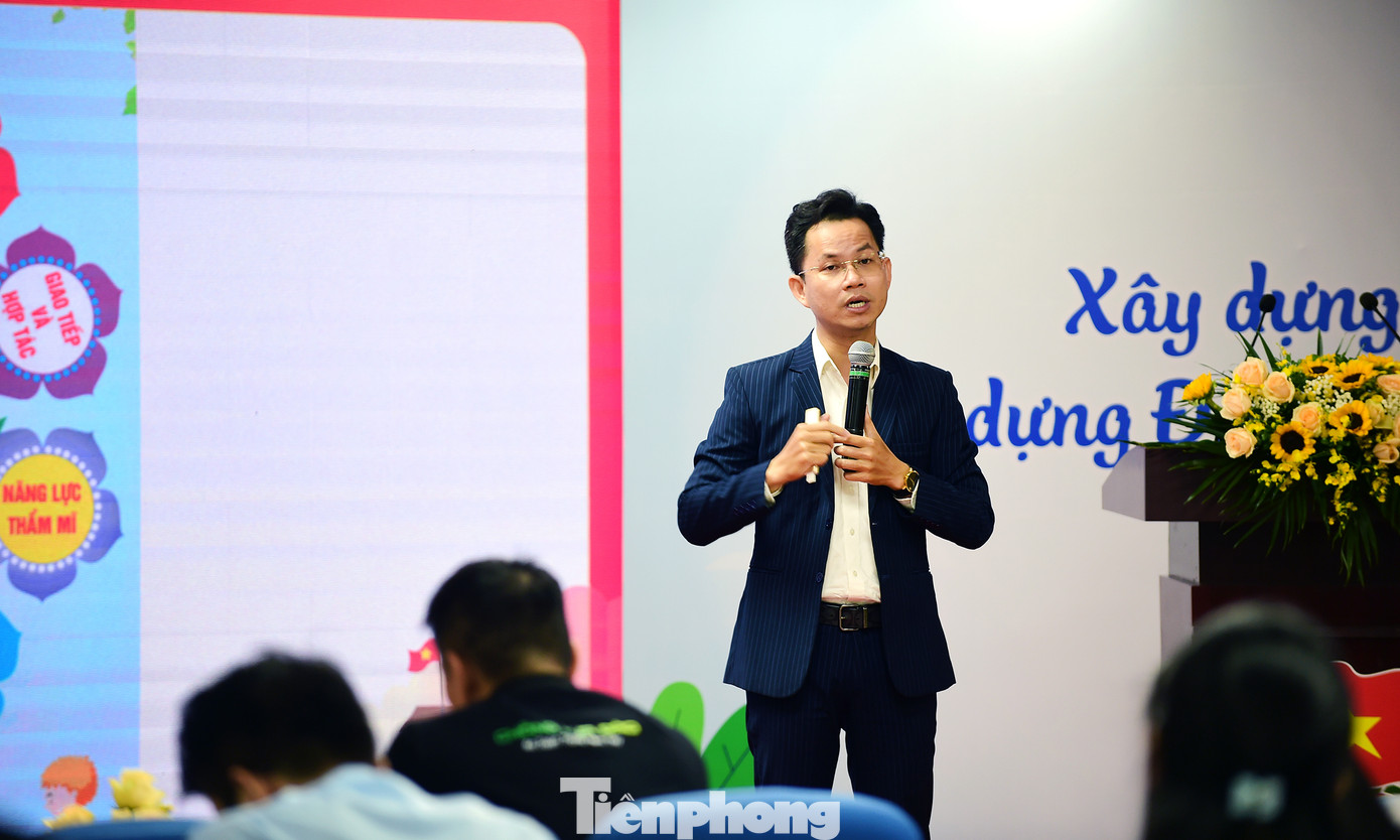 Tiến sĩ tâm lý Bùi Hồng Quân chia sẻ và tương tác với các đại biểu tại hội nghị. Ảnh: Xuân Tùng