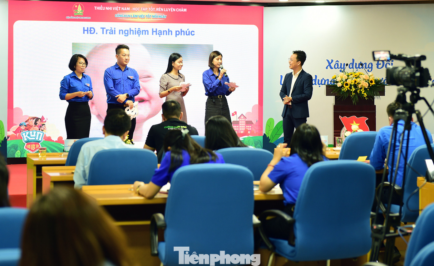 Tiến sĩ tâm lý Bùi Hồng Quân chia sẻ và tương tác với các đại biểu tại hội nghị. Ảnh: Xuân Tùng