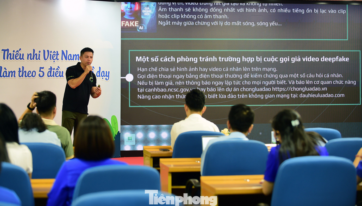 Chuyên viên Trung tâm Giám sát an toàn không gian mạng Quốc gia Ngô Minh Hiếu chia sẻ tại hội nghị. Ảnh: Xuân Tùng