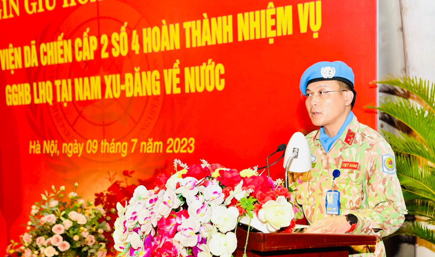 Thiếu tá Lê Việt Anh phát biểu tại lễ đón. Thiếu tá Lê Việt Anh phát biểu tại lễ đón.