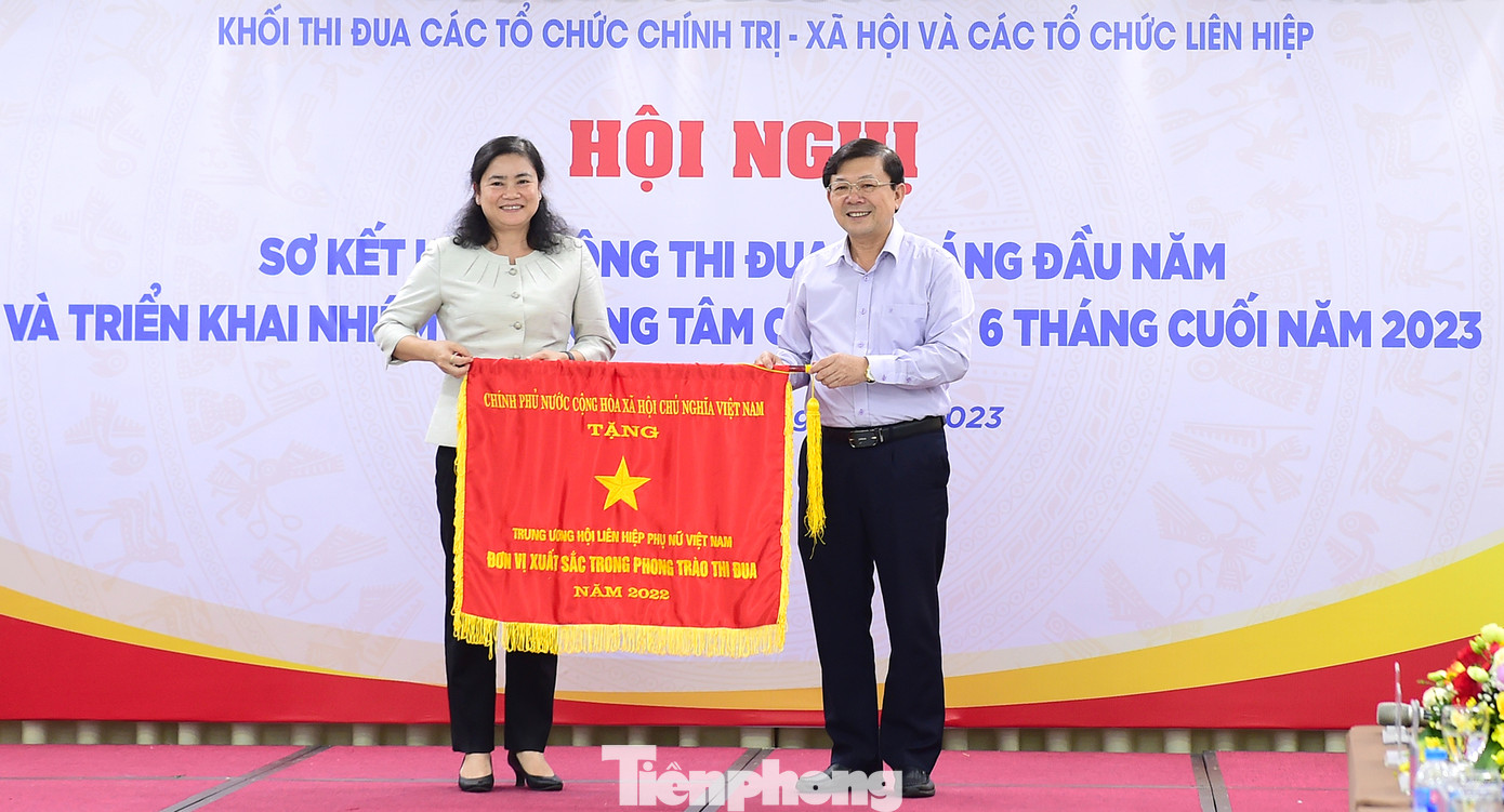 Phó Chủ tịch Ủy ban T.Ư Mặt trận Tổ quốc Việt Nam Nguyễn Hữu Dũng trao Cờ thi đua của Thủ tướng Chính phủ tặng T.Ư Hội Phụ nữ Việt Nam. Ảnh: Xuân Tùng