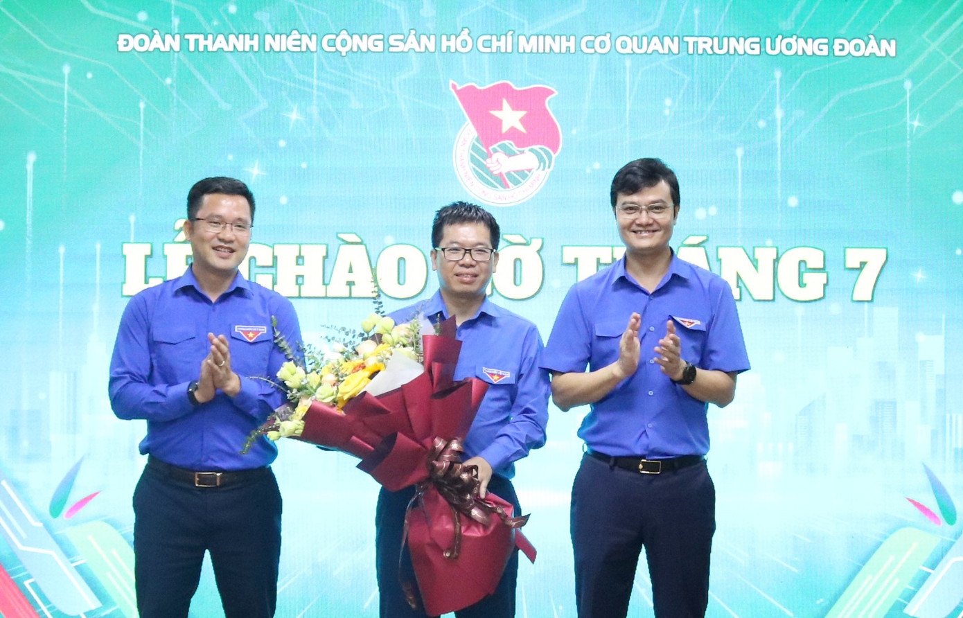 Bí thư thứ nhất T.Ư Đoàn Bùi Quang Huy tặng hoa chúc mừng kỷ niệm Ngày truyền thống lực lượng Thanh niên xung phong (15/7/1950 - 15/7/2023) tới Ban Thanh niên xung phong T.Ư Đoàn. Ảnh: Cao Nguyên