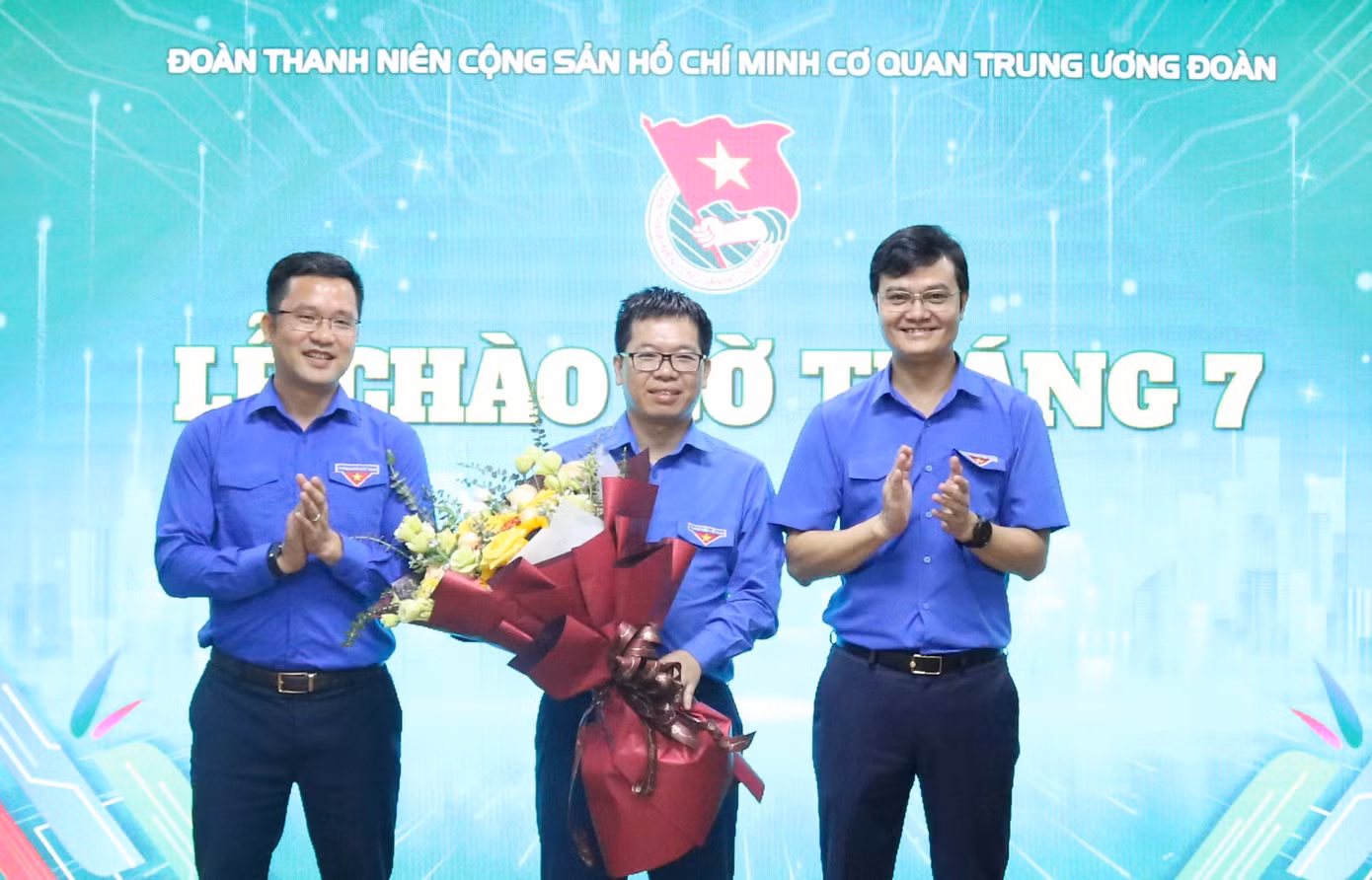 Bí thư thứ nhất T.Ư Đoàn Bùi Quang Huy tặng hoa chúc mừng kỷ niệm Ngày truyền thống lực lượng Thanh niên xung phong (15/7/1950 - 15/7/2023) tới Ban Thanh niên xung phong T.Ư Đoàn. Ảnh: Cao Nguyên