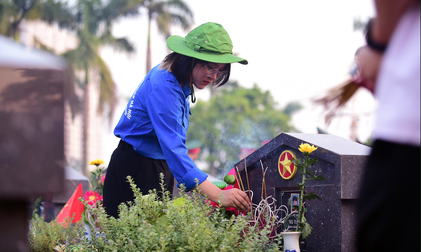 Đoàn viên thanh niên dâng hương, thắp nến tri ân các Anh hùng liệt sĩ. Ảnh: Như Ý - Xuân Tùng
