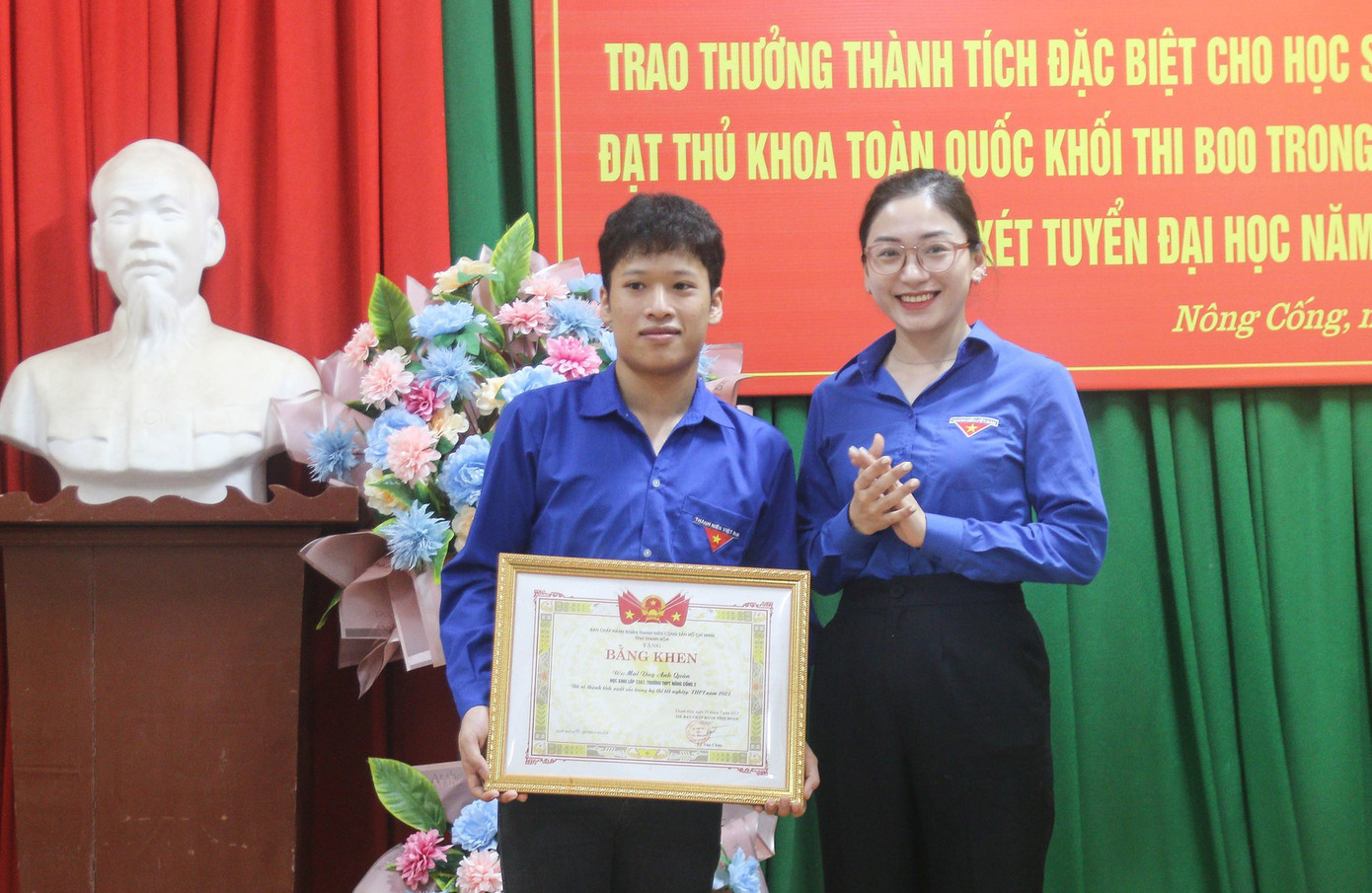 Phó Bí thư Tỉnh Đoàn Phùng Tố Linh trao Bằng khen tặng Mai Duy Anh Quân. Ảnh: TĐTH
