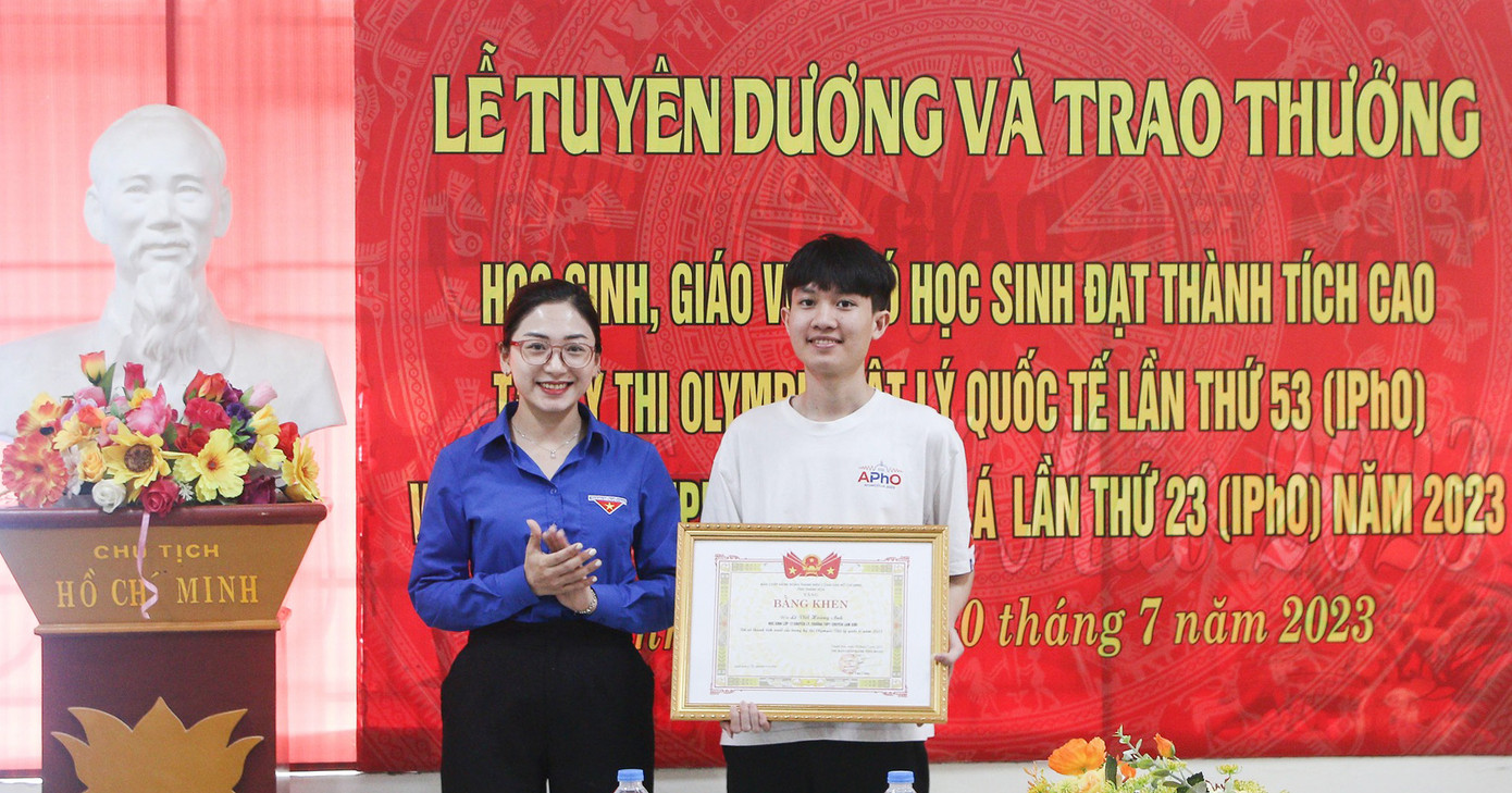 Phó Bí thư Tỉnh Đoàn Thanh Hóa Phùng Tố Linh trao Bằng khen tặng Lê Viết Hoàng Anh. Ảnh: TĐTH