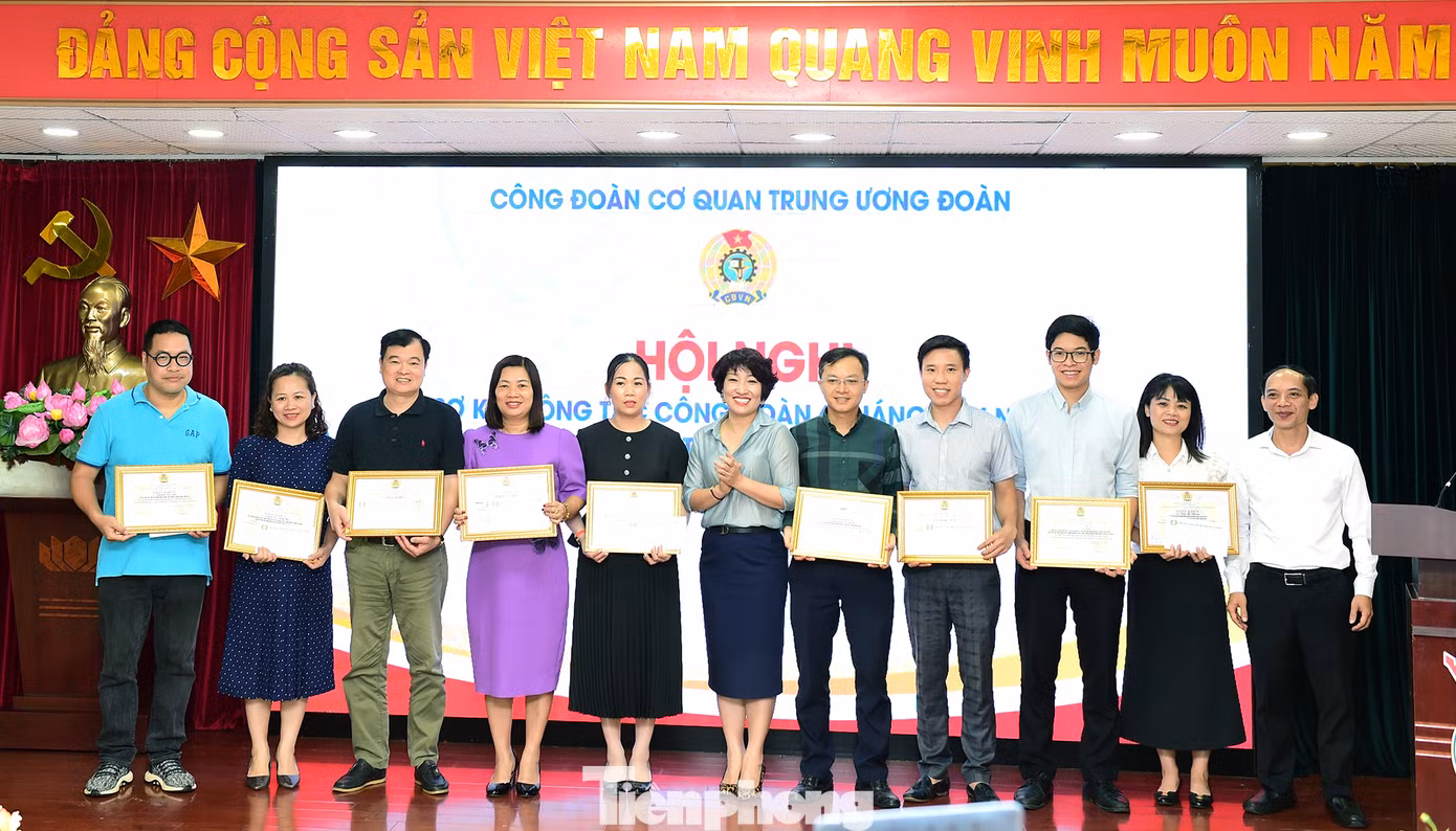 Công đoàn cơ quan T.Ư Đoàn trao khen thưởng các cá nhân tiêu biểu trong công tác phối hợp, hỗ trợ triển khai công tác tổ chức Đại hội đại biểu Công đoàn cơ quan T.Ư Đoàn lần thứ XXIV, nhiệm kỳ 2023-2028. Ảnh: Xuân Tùng