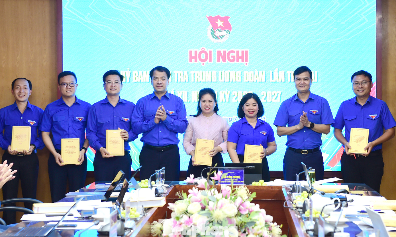 Bí thư thứ nhất T.Ư Đoàn Bùi Quang Huy và Bí thư T.Ư Đoàn, Chủ nhiệm Ủy ban Kiểm tra T.Ư Đoàn Ngô Văn Cương tặng sách của Tổng Bí thư Nguyễn Phú Trọng tới các ủy viên Ủy ban Kiểm tra T.Ư Đoàn. Ảnh: Xuân Tùng