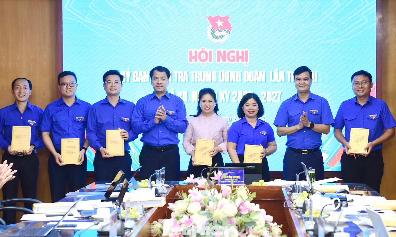Bí thư thứ nhất T.Ư Đoàn Bùi Quang Huy và Bí thư T.Ư Đoàn, Chủ nhiệm Ủy ban Kiểm tra T.Ư Đoàn Ngô Văn Cương tặng sách của Tổng Bí thư Nguyễn Phú Trọng tới các ủy viên Ủy ban Kiểm tra T.Ư Đoàn. Ảnh: Xuân Tùng