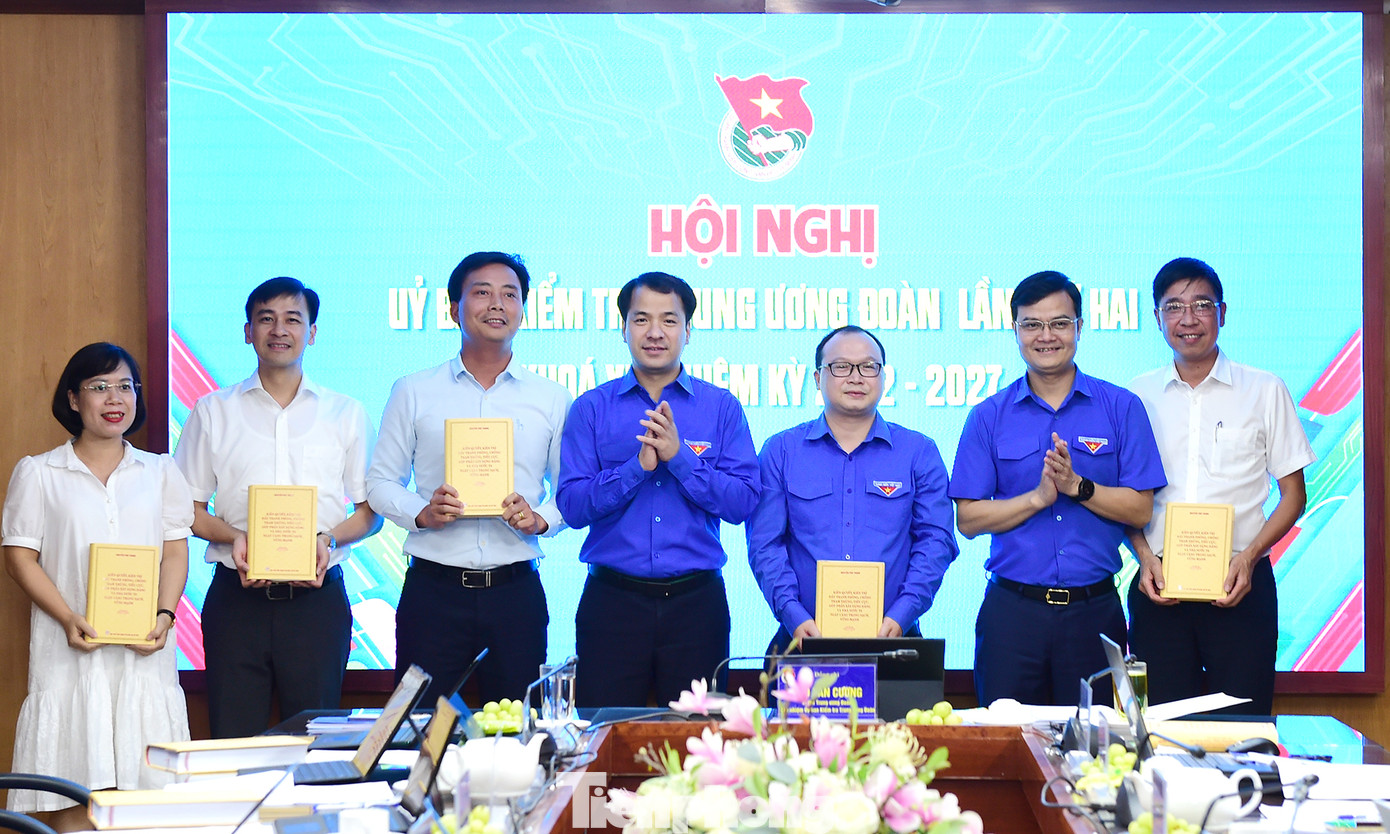Bí thư thứ nhất T.Ư Đoàn Bùi Quang Huy và Bí thư T.Ư Đoàn, Chủ nhiệm Ủy ban Kiểm tra T.Ư Đoàn Ngô Văn Cương tặng sách của Tổng Bí thư Nguyễn Phú Trọng tới các ủy viên Ủy ban Kiểm tra T.Ư Đoàn. Ảnh: Xuân Tùng