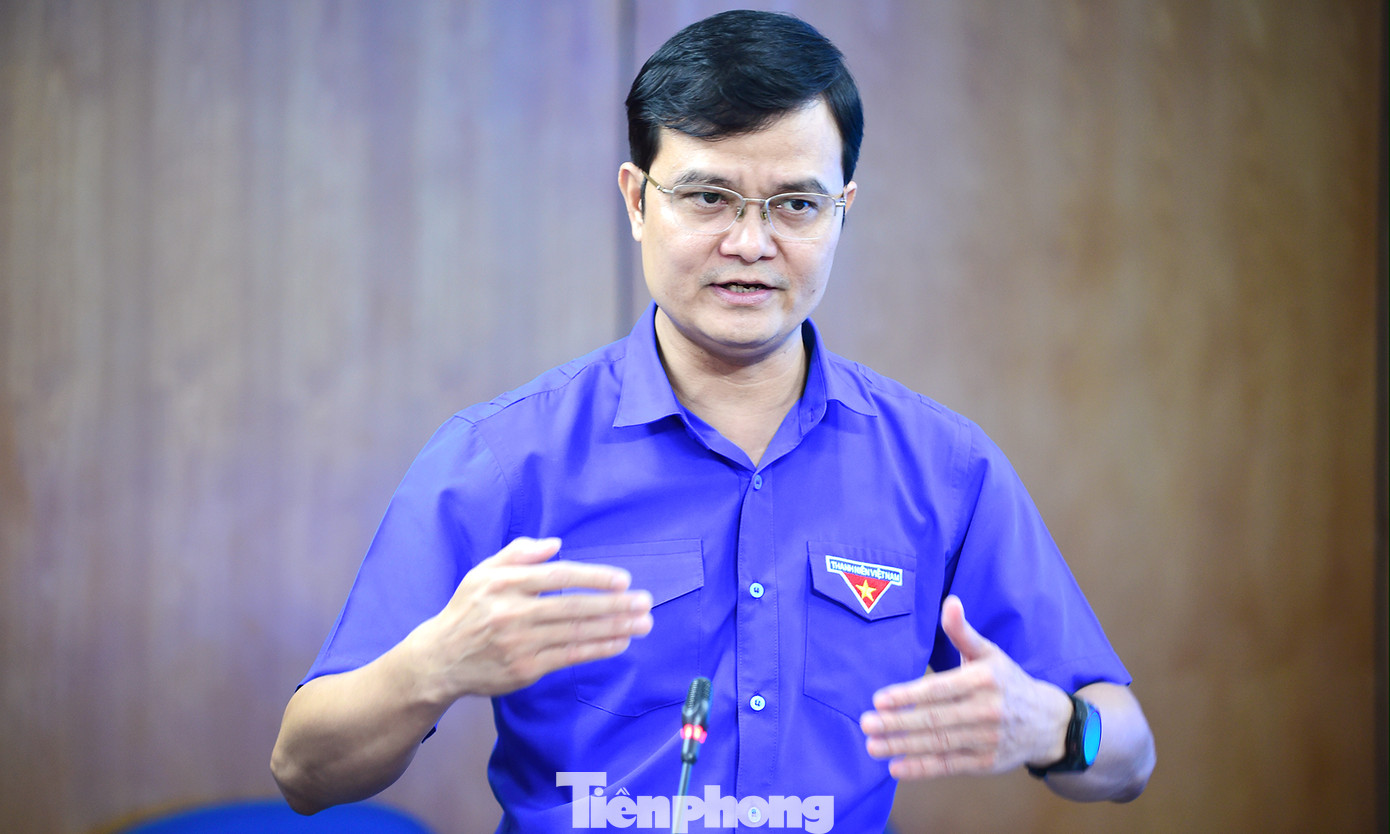 Bí thư thứ nhất T.Ư Đoàn Bùi Quang Huy trao đổi tại hội nghị. Ảnh: Xuân Tùng