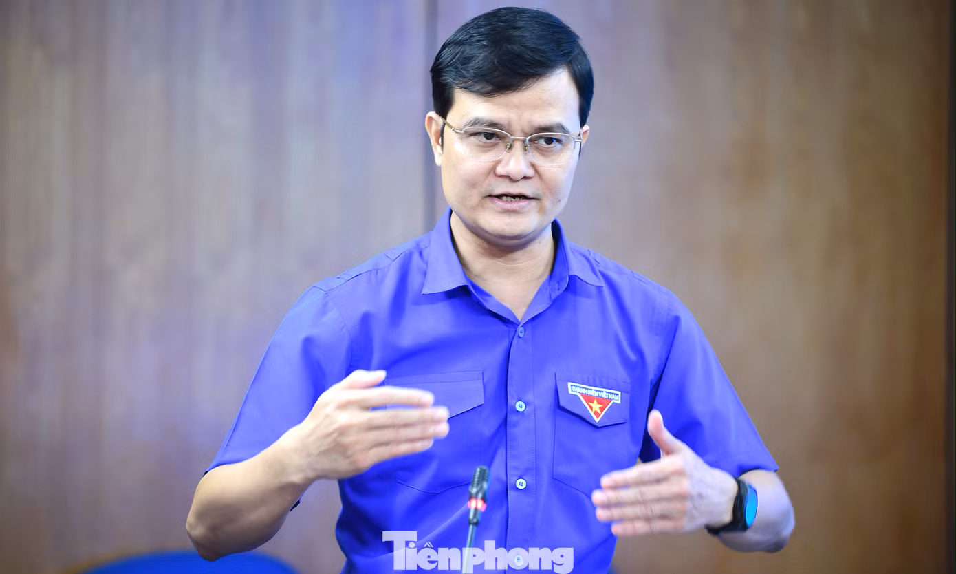 Bí thư thứ nhất T.Ư Đoàn Bùi Quang Huy trao đổi tại hội nghị. Ảnh: Xuân Tùng