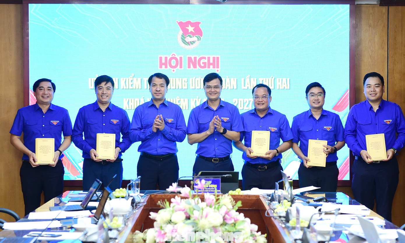 Bí thư thứ nhất T.Ư Đoàn Bùi Quang Huy và Bí thư T.Ư Đoàn, Chủ nhiệm Ủy ban Kiểm tra T.Ư Đoàn Ngô Văn Cương tặng sách của Tổng Bí thư Nguyễn Phú Trọng tới các ủy viên Ủy ban Kiểm tra T.Ư Đoàn. Ảnh: Xuân Tùng