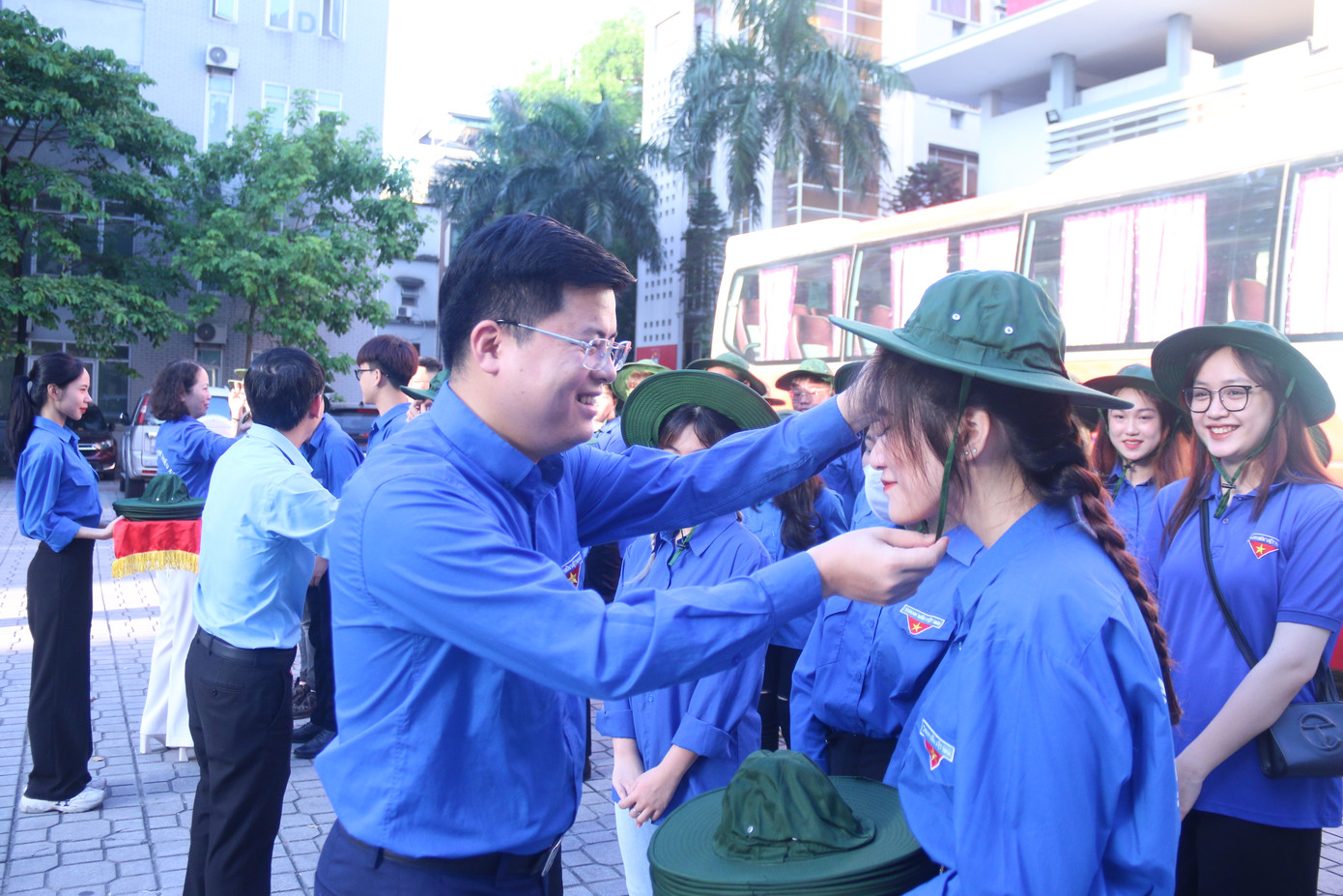 Bí thư Đoàn cơ quan T.Ư Đoàn Hoàng Đức Nam trao hành trang tới các chiến sĩ tình nguyện. Ảnh: BTC Bí thư Đoàn cơ quan T.Ư Đoàn Hoàng Đức Nam trao hành trang tới các chiến sĩ tình nguyện. Ảnh: BTC