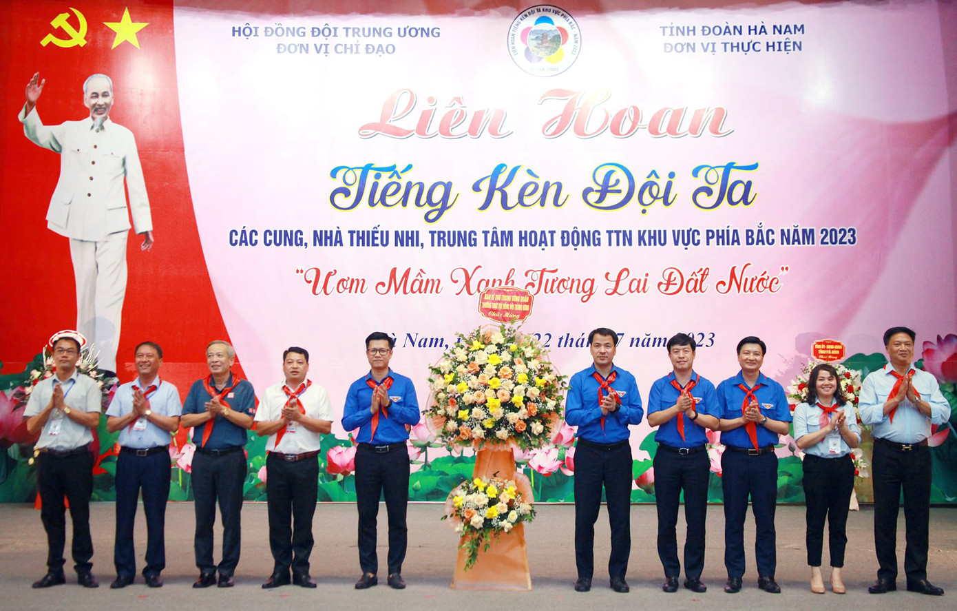 Bí thư T.Ư Đoàn Ngô Văn Cương tặng lẵng hoa chúc mừng Liên hoan. Ảnh: BTC Bí thư T.Ư Đoàn Ngô Văn Cương tặng lẵng hoa chúc mừng Liên hoan. Ảnh: BTC