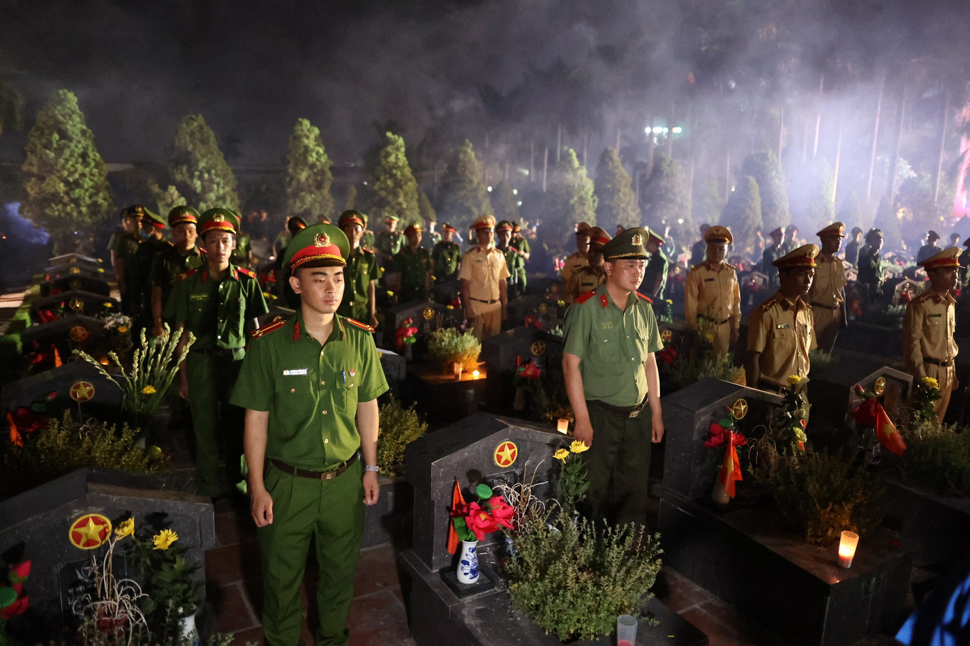 Đoàn viên thanh niên dâng hương, thắp nến tri ân tại phần mộ liệt sĩ. Ảnh: Như Ý