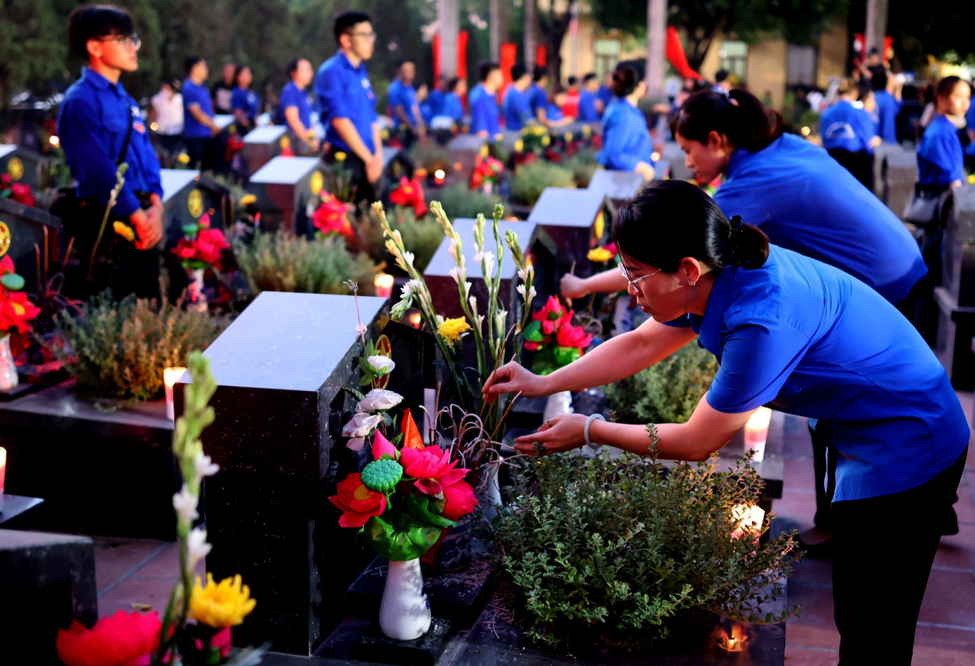 Đoàn viên thanh niên dâng hương, thắp nến tri ân tại phần mộ liệt sĩ. Ảnh: Như Ý